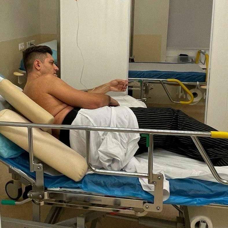 Дава попал в травмпункт, серьезно повредив руку